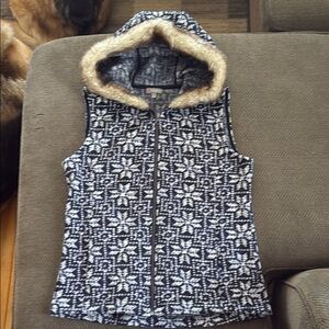 Fleece-Lined Hooded Vest with Snowflake Pattern